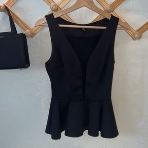 Pendulum top with mesh cleavage